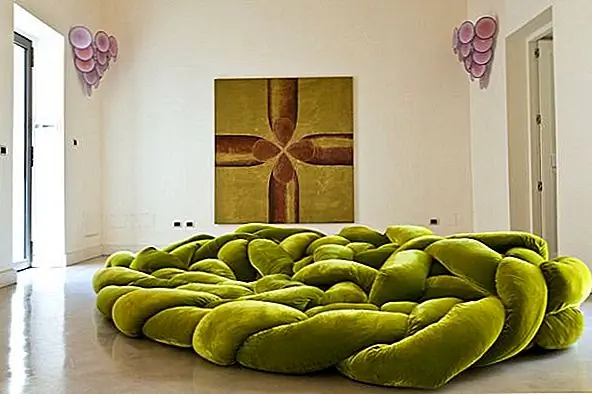 Гости входят в декоративный двор с красивыми открытыми пространствами. Но внутри есть еще более впечатляющие детали. На первом этаже расположены две обеденные комнаты, застекленный двор с лимонным деревом, кухня с гладкой сталью и зона отдыха и оздоровительный центр с фитнес-центром. Есть красивый внутренний двор с бассейном. На первом этаже есть удивительная терраса. Он также содержит 8 роскошных спальных апартаментов с видом на внутренний двор. Вилла также имеет прекрасную террасу на крыше с тенистой беседкой и расслабляющей гостиной.