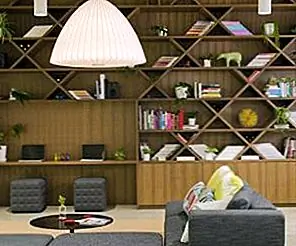 Современные библиотеки для дома, которые знают, как выделиться