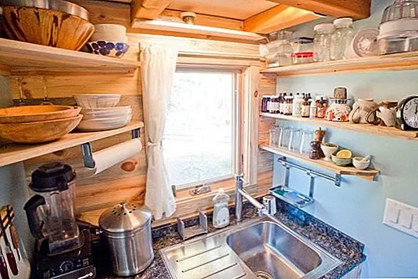 В нем есть небольшая кухня с приборами из нержавеющей стали, такими как пропан-тип морского типа, пропановый водонагреватель, стиральная машина и сушилка, холодильник и морозильная камера. Помимо того, что этот крошечный дом также изобретателен, он также устойчив. Он хорошо изолирован во всем, и он имеет умный и компактный дизайн.