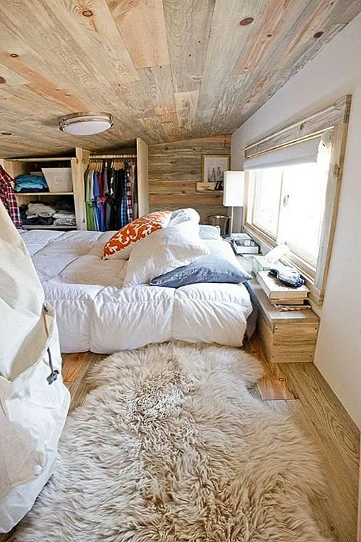 Но есть еще: солнечные панели, система сбора воды и множество других вещей, предназначенных для того, чтобы сделать его максимально самодостаточным. Это был очень экономичный проект и очень вдохновляющий. Замечательно иметь что-то подобное и иметь возможность использовать его, когда захотите.