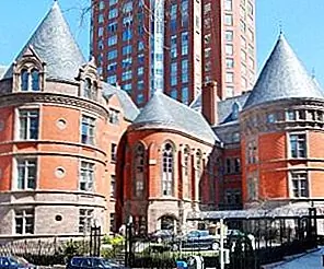 Впечатляющий замок XIX века в Центральном парке, который сейчас находится на рынке