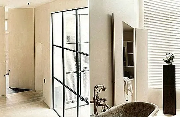 Мне очень нравится, как все цвета, текстуры и узоры сочетаются и образуют гармоничную композицию. Это так просто и все же так привлекательно и красиво. На самом деле это минимализм, который заставляет нас думать, что это современный дизайн. Мне нравится, как каждая комната имеет другой вид, и все же они все соответствуют и образуют единый декор. Это очень стильный дом, элегантный, шикарный, современный и смелый в одно и то же время. Это не легко создать. Я уверен, что этот дом будет выглядеть свежим и современным даже через 10 лет. Это дом, который не нуждается в ремонте.