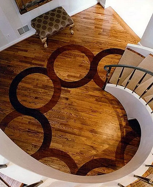 Это еще не все, что нужно искать по всему шаблону. Вместо этого, почему бы не создать фокус? Это особенно хорошо работает в зонах посадки, при которых вы не склонны иметь много препятствий к конструкции пола с точки зрения мебели. Это также отличный способ использования различных материалов. В конце концов, вы не склонны получать много ярких деревянных планок. Но когда вы используете их умным способом, например, на картинке выше, вы создаете доминирующее воздействие.