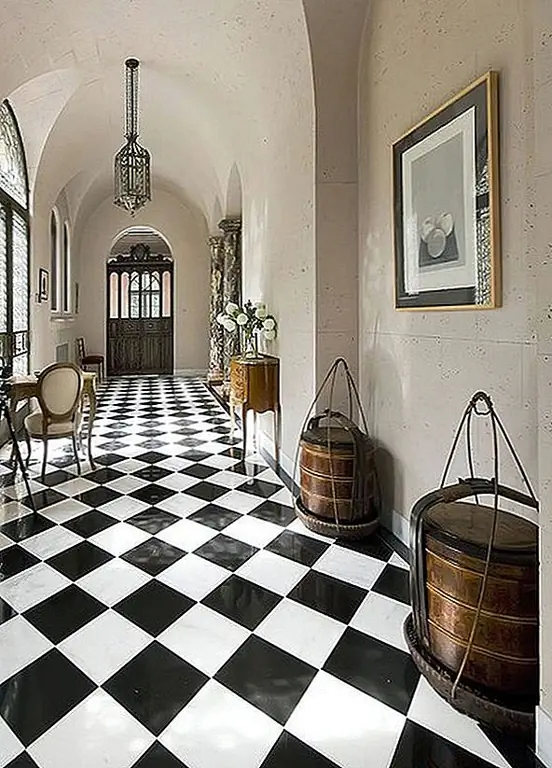 Яркий рисунок давно стал популярным выбором, особенно на кухонных площадках. Тем не менее, клетчатый рисунок особенно полезен для районов, которые обычно довольно переполнены - например, прихожая. Это потому, что они дают иллюзию и ощущение большего пространства.