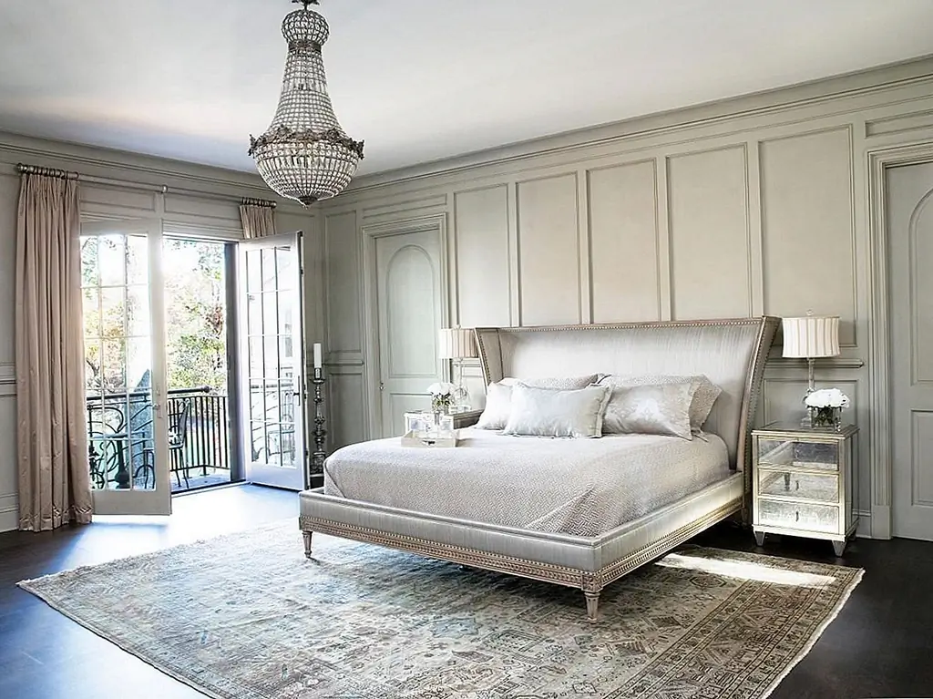 Вы знаете, что потолочный вентилятор в вашей спальне? Пора менять его. Чтобы ваша спальня выглядела так, как будто она принадлежит Парижу, вы абсолютно должны обменять этот потолочный вентилятор класса строителя на сверкающую люстру. Магазин вокруг, чтобы найти правильный размер и форму для вашей спальни, и вы на пути к самой сладкой парижской спальне.