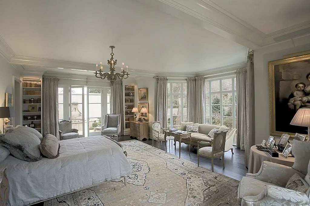 Теперь давайте обратим наше внимание и поговорим о полу. В спальне, подходящей для Парижа, вы должны иметь узорный ковер. Если у вас есть лиственная древесина или ковер в вашей спальне, классический узорный ковер в центре придаст вашей комнате ощущение роскоши, которое должна иметь каждая спальня в Париже.