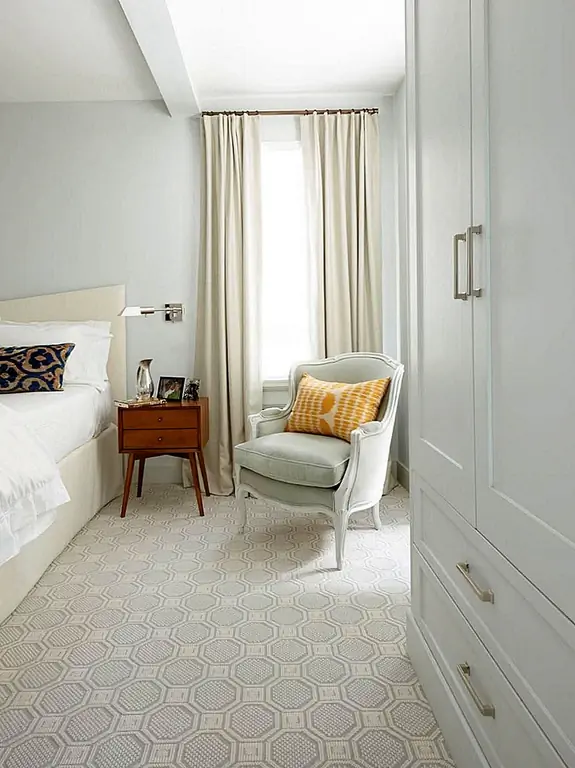 Один из самых популярных вариантов мебели для французского стиля - бархат. В принципе, если у вас есть бархатный вариант, выберите это. Это превратит вашу роскошную спальню в обычный рай, но не забудьте обратить внимание на обстановку. Так много французской мебели имеет деревянные акценты по краям, которые помогут вам легче достичь своей цели.