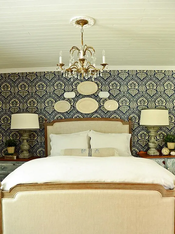 Поскольку наша спальня оформлена в Париже, вы, вероятно, будете держаться подальше от морщинистого полотна французской страны по большей части. Но это не должно мешать вам принимать чаевые с акцентной стены этой спальни. Стена, покрытая узорными обоями, - это простой способ максимально использовать французские узоры, не покупая все новые постельные принадлежности.