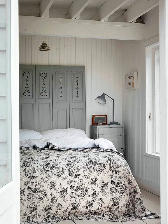 Совершенно ясно, что французы не боятся шаблонов. Даже близкие и загроможденные. Красный gingham напоминает нам о столе в каком-нибудь парижском кафе, хотя мы, вероятно, этого не хотели бы в нашей французской спальне. Вместо этого, пойти на что-то цветочное. Дуэль тонированное одеяло, полное роз, кажется идеальным выбором для спальни, полной французских акцентов.