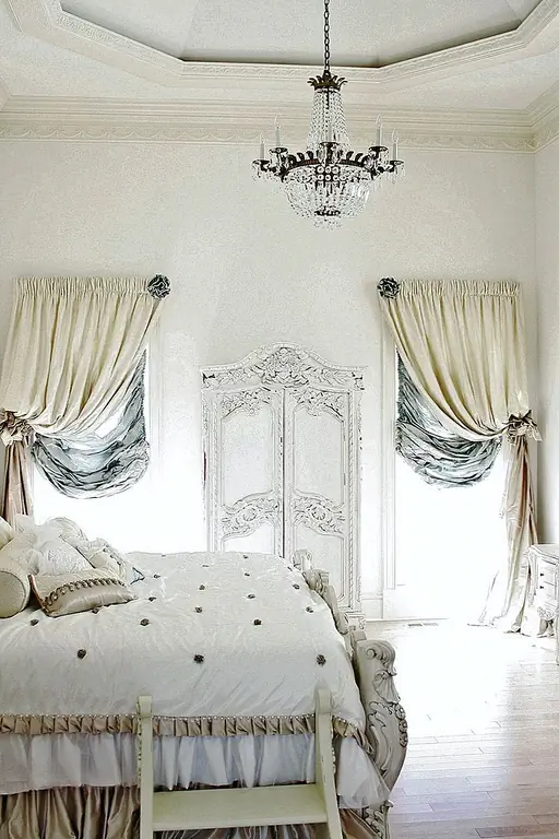 Нам определенно нужно поговорить о тех маленьких акцентах, которые делают парижскую спальню полноценным и роскошным. Во-первых, занавески. Вы обнаружите, что многие французские спальни держат длинные занавески в бархате или шелке, которые выглядят потрясающе, когда они пустели на полу. Если это слишком дорого для вашего бюджета, подумайте о том, чтобы сделать свой собственный, чтобы сэкономить немного денег и по-прежнему получить эти удивительные французские шторы.