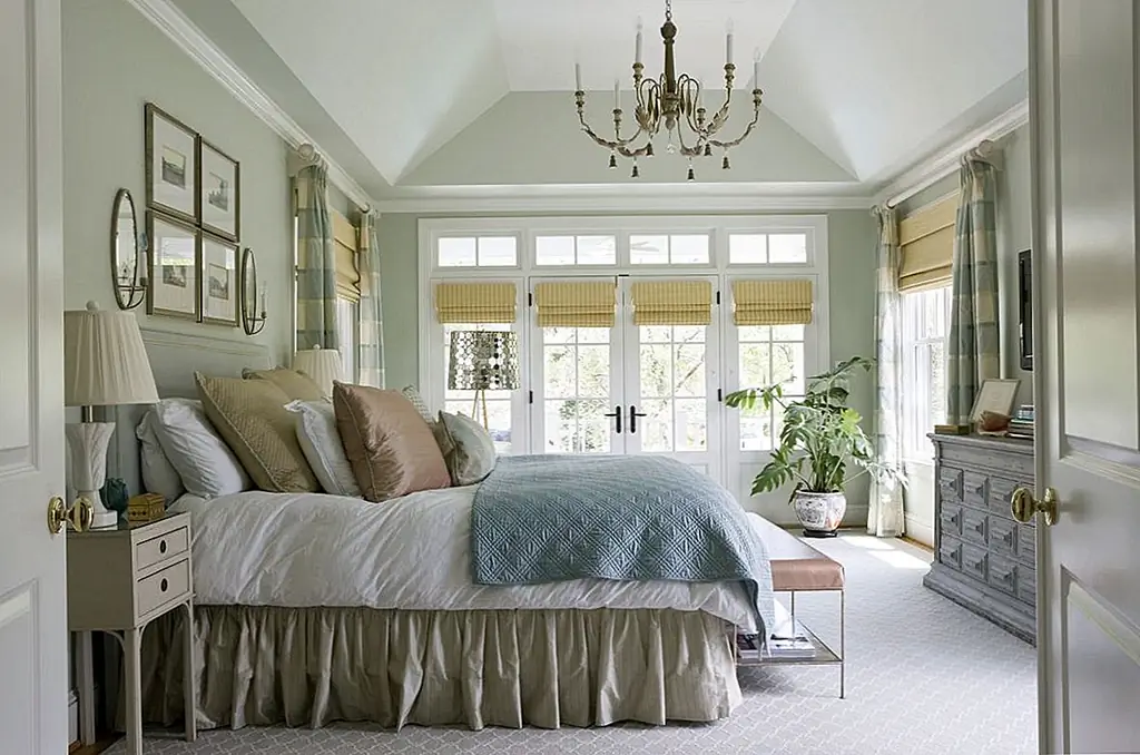 Давайте начнем с общего чувства. Чтобы действительно принять этот французский стиль, вам нужно тоннуть всю спальню вниз. Уйдите с драматическим блюзом и страстными красными. Весь ваш декор должен быть в пастельных тонах и вашей мебели, если вы можете управлять им. Поговорите о том, чтобы выпить свежего воздуха, просто вынимая эти яркие цвета, вы почувствуете новую атмосферу всей спальни.