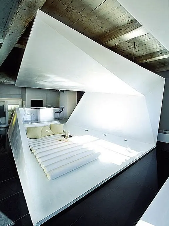 Чтобы поддерживать футуристический и минималистский внешний вид, приборы украшают геометрические фигуры. Это пространство было названо «Обитаемой складкой», и на самом деле это проект, заказанный Whirpool для демонстрации некоторых из их новейших и самых инновационных бытовых приборов в Casa Decor Barcelona. Однако это сделало бы очень интересный дом. {Найден на Nuevo Estilo}