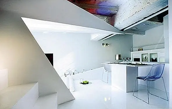 Фактически, метафора оригами очень близка к оригинальной идее. Когда вы входите, есть необычная структура, которая затем начинает превращаться как лист бумаги и формировать всевозможные формы. Есть деревянный центр, предназначенный для того, чтобы оставить открытое жилое пространство и обеспечить уединение в спальне и ванной комнате, а также заключить лестницу, ведущую на второй этаж. Еще один интересный и необычный элемент - контраст между суровыми стенами и черным мраморным полом.