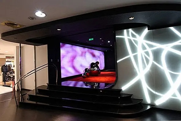 Материалы, используемые в этом проекте, - это блестящий камень, шпон из красного дерева, шелковые обои, ковровое покрытие из шерсти, кожа, войлок и полированная сталь. Среди преобладающих цветов оранжевый, черный и розовый. Кино занимает 1000 кв. М. Он состоит из 3 залов на 30 мест, каждый из которых может быть рассчитан на 200 человек. В начале это место, похоже, больше похоже на иллюзию кино. Однако это можно легко изменить.