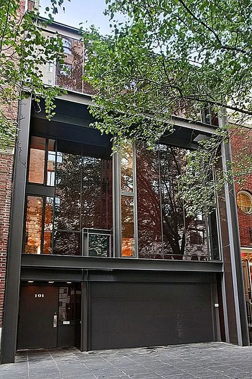 Лестница элегантна и идеально вписывается в деревянные полы и делает шаг за шагом в верхние комнаты. В доме четыре спальни, две гостиные, кухня, столовая, домашний офис, терраса на крыше с садом и гараж. Приблизительно одна треть каждого этажа открывается, чтобы поднять и позволяет увидеть широко открытое небо. Во всем мире нет другого места, подобного этому.