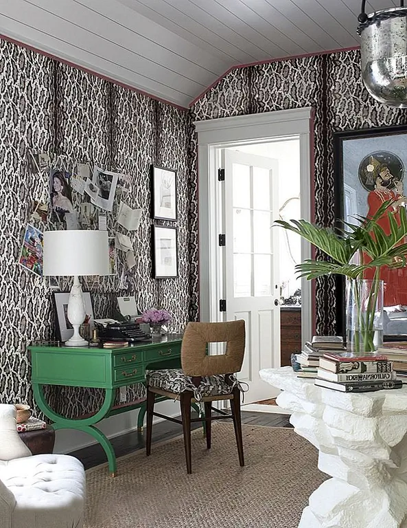 Если вы найдете правильный шрифт с правильным размером, вы можете использовать его в качестве фона для своего личного пространства. Возьмите этот офисный уголок, например. Стены гепарда создают интересную и молодую основу для необычного и просто современного номера.