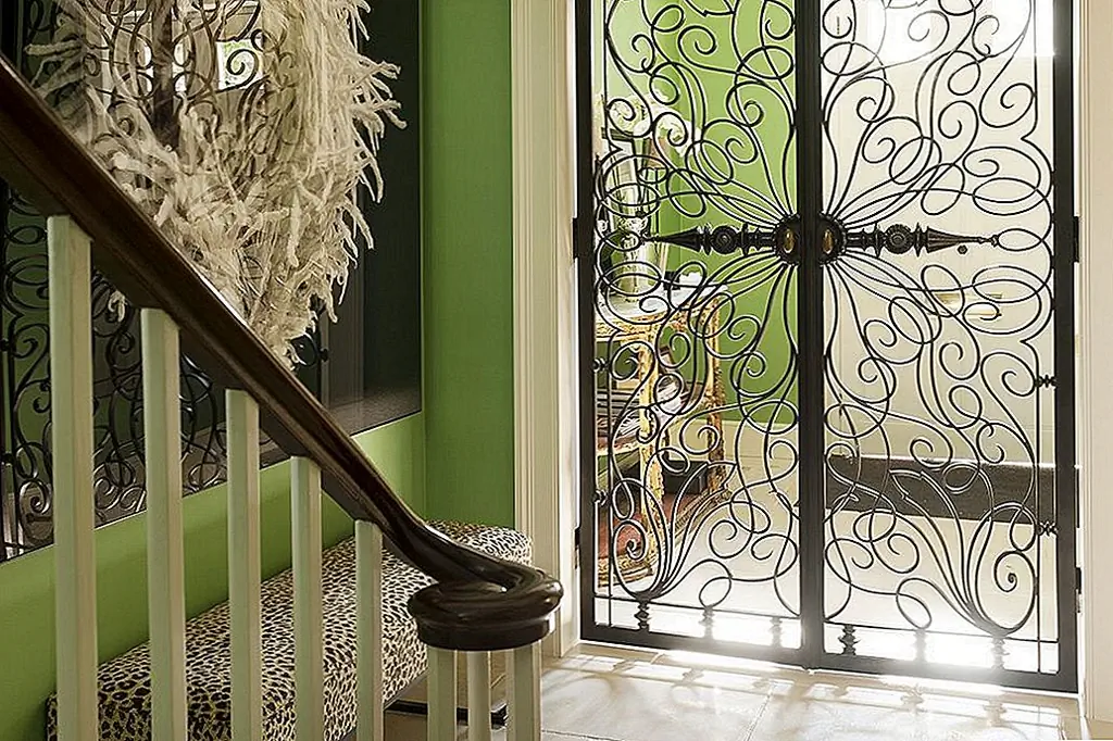 На первый взгляд, это фойе шикарно и изощренно, но без особого стиля. Добавьте на скамейку для печати гепарда, и у вас есть удивление и интерес в мгновение ока, самым простым способом. Это тоже не переполняет пространство, оно только усиливается. {Найден на louisejonesinteriors}.