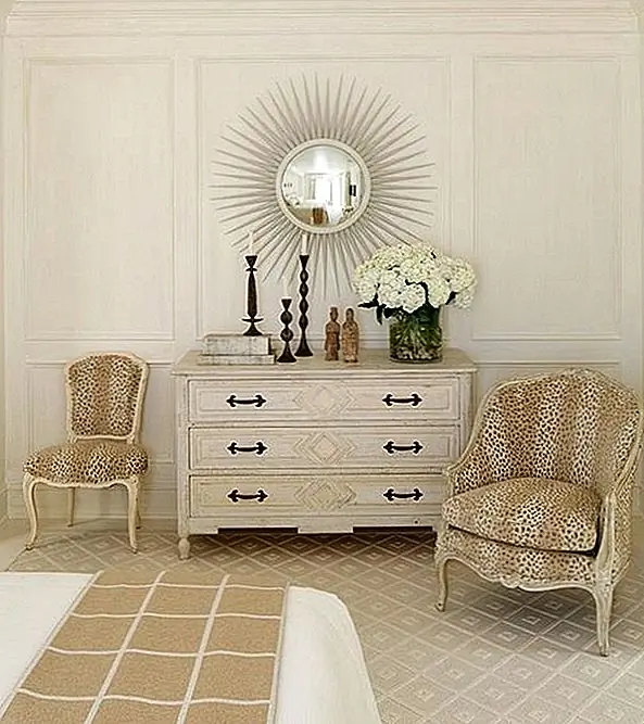 Красивые и нежные, эти стулья с акцентом не кричат «гепард» с первого взгляда. Вместо этого они помогают создать искру текстуры и интерес к чистым и освежающим уголкам дома. Мы любим, как приглушенно и романтично это пространство, и эта картина помогает только улучшить общий облик.