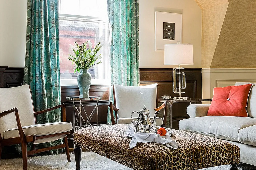 Опять же, это еще один отличный пример того, что может сделать небольшой отпечаток для комнаты. Традиционная, но четкая, гостиная была сделана еще более стильной и модной вперед с простым добавлением печатного журнального стола с гепардом. Он не подавляет или не затмевает, а просто дополняет и добавляет веселую текстуру.