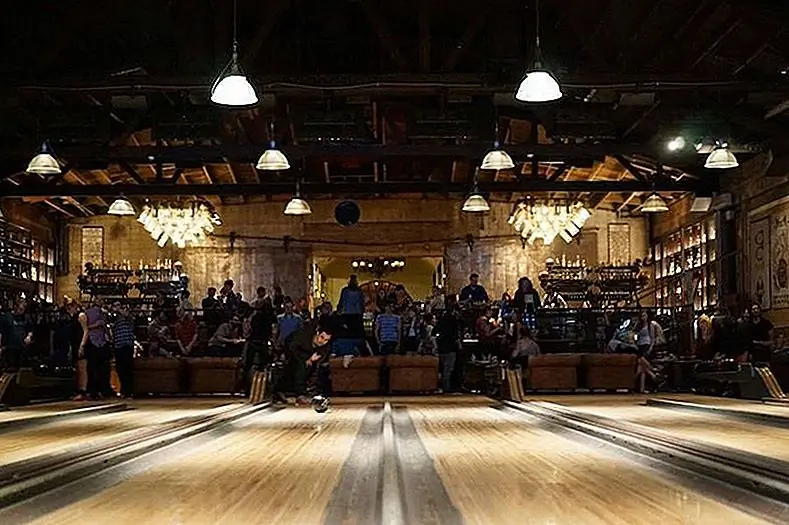 В апреле 2016 года ремонт был завершен Группой 1933 года. Цель на этот раз состояла в том, чтобы объединить три функции и позволить этому прекрасному месту служить как боулинг, так и бар и место для музыки.