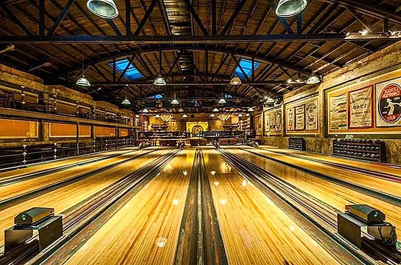 Комфортабельные диваны с тафтинговой обивкой и винтажными дизайнами предлагают удобные гостиные зоны, дополняемые деревенскими промышленными журнальными столиками. Освещенные потолочные балки и трубы усиливают общий промышленный и стимпанкский вид места, в то время как световые люки добавляют свежий штрих к декору.