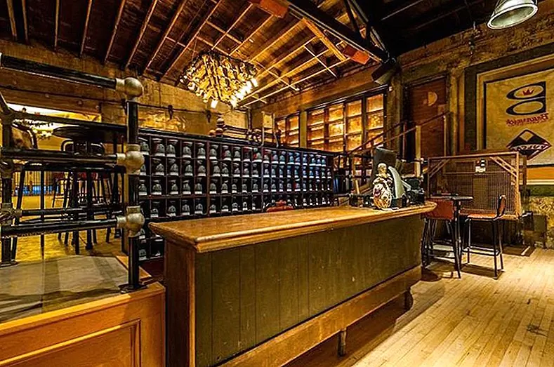 Во время процесса было открыто множество оригинальных функций. Архитекторы обнаружили массивную роспись, которая теперь служит фоном для дорожек для боулинга, а также выставила оригинальные световые люки и штыревую машину, которые они превратили в люстры и полки для баров.