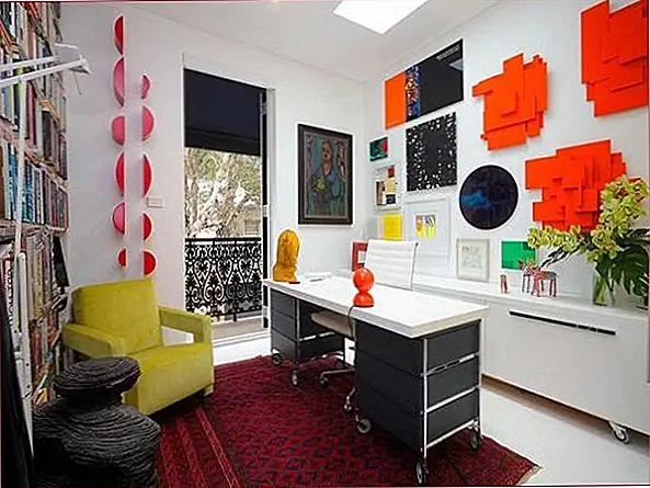 Цветной блок. Буквально. Блокировка цвета - это фантастический способ принести весенний цвет в ваше пространство в этом году. Выбирайте свои любимые яркие цвета и включайте кусочки с этими цветами во всем пространстве - например, на стенах, столешницах или мебели. (Для опции DIY не забывайте, что краска для распыления делает эту концепцию цветового блока быстрой и легкой.)