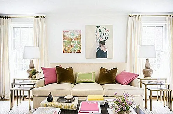 Насыщенные весенние цвета со светлым текстилем. Светлая, нейтральная комната обеспечивает отличную основу для сезонного украшения. Насыщенные весенние цвета (они не обязательно должны быть красками и розовыми красками вашего лица) особенно хорошо работают на роскошных, осязаемых тканях.