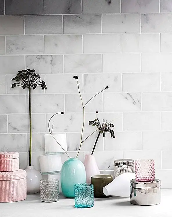 Комбинированная сгоняемость с хрупкостью. Пастельные бутонные вазы и тонированные стекла - это стильный способ смягчить резкий современный вид металлических бутонов и веточек. Прямо к весне!