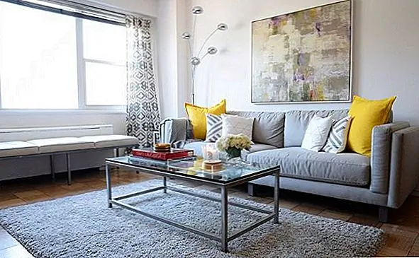 А вот и Солнце. Теплый солнечный свет является одним из первых - и самых желанных - индикаторов, которые здесь весны. Для быстрой и легкой (и недорогой!) Идеи декорации весны, бросьте несколько солнечных желтых подушек на диван. Он осветляет пространство и мгновенно переносит его с зимы на весну.