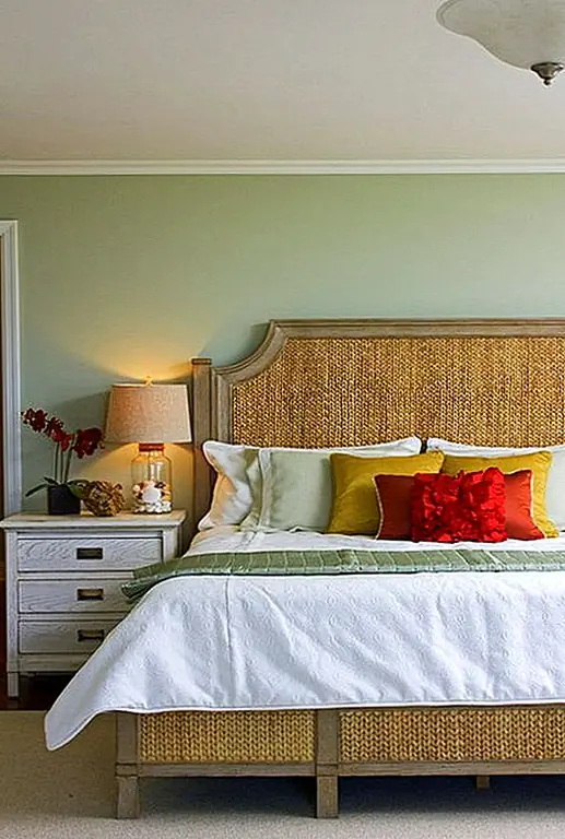 Цветочная сила. Выберите свой любимый свежий цветок, будь то свежевырезанный или горшок, и принесите его в свой дом. Затем добавьте один или два акцента, которые выведут цвет этого цветка. Вечный и великолепный способ буквально принести яркий весенний цвет в ваш дом, будь то гостиная или спальня.