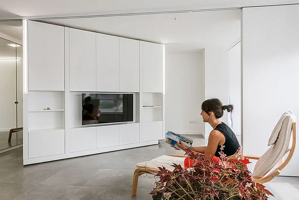 Традиционные концепции и конструкции, связанные с помещениями и домами в целом, были оставлены, и для этого проекта была использована новая перспектива. Весь интерьер был переработан в соответствии с новыми правилами, и это максимизировало возможности и возможности.