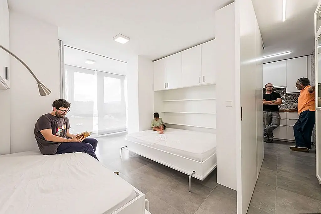 Подобно раздвижным стеллажам, конструкции, которые были специально разработаны для этого дома, увеличивают общую функциональность помещения без ущерба для комфорта. Все было продумано, и дизайн, таким образом, соответствует потребностям каждого в самом красивом современном стиле.