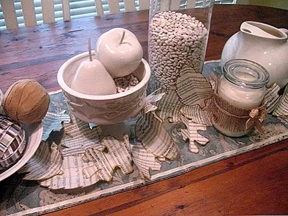 Вы могли бы сделать красивый и довольно красивый призрак из кружевной или белой ткани, и вы можете повесить их во всевозможных местах. Получите несколько белых свечей и белых цветов, а декор завершен. Вы можете добавить цвет, если хотите. Есть много красивых листьев и других вещей, которые вы можете найти в саду.