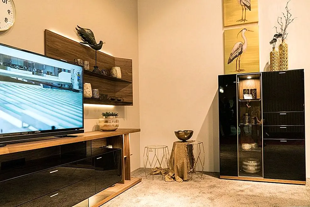 Помимо этого, в то время как дизайн интерьера стремится хорошо выполнять космическую функцию и выглядит эстетично и привлекательно, дизайн интерьера также включает в себя технические и безопасные проблемы, такие как структурные требования, код здания и проблемы безопасности и здоровья.