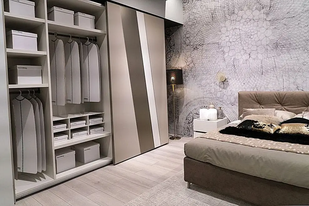 Есть также варианты в дизайне ниши или специальности. Эти специальности включают такие области, как текстиль, освещение и мебель. Другие ниши для интерьера, которые фокусируются на увеличенном объективе, включают в себя карьеры дизайнеров в отраслях, которые пользуются дизайном интерьера, например, гостеприимство или кинематографическая (например, телевидение, фильмы, даже YouTube).