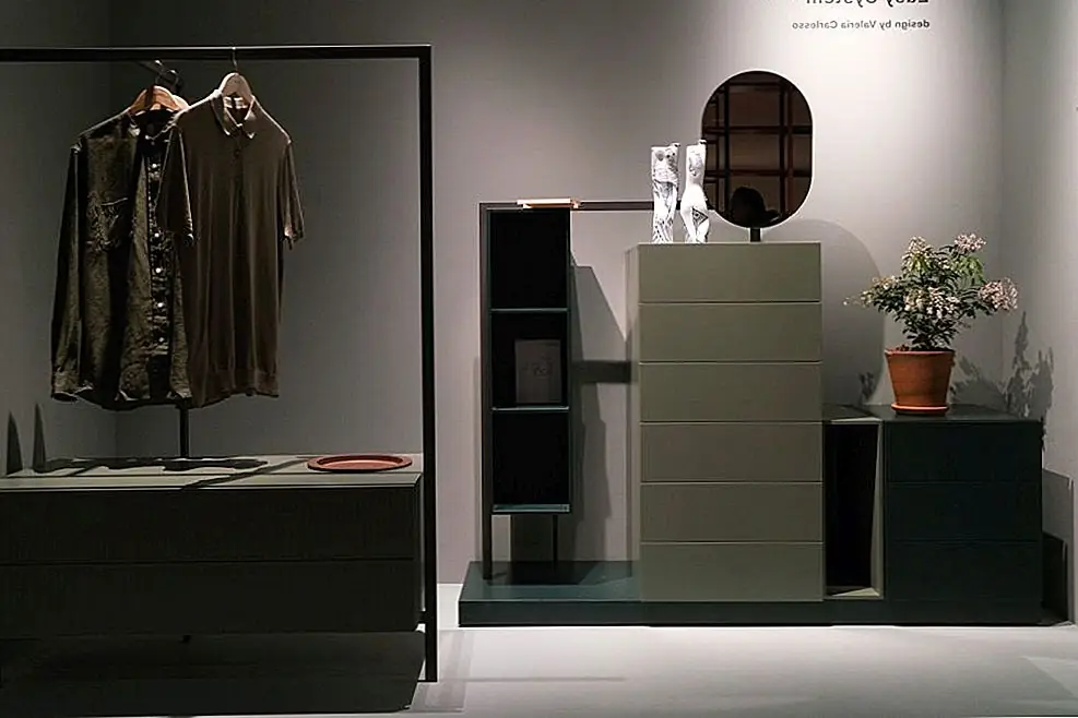 Две из наиболее распространенных областей дизайна интерьера - жилой дизайн и коммерческий дизайн. Жилые дизайнеры интерьера сосредотачивают свою работу на личных жизненных пространствах, будь то новые постройки или существующие жилые помещения. Есть специалисты по дизайну жилой недвижимости, которые преуспевают в определенной комнате или районе дома, например, на кухне, в ванной или на домашнем офисе.