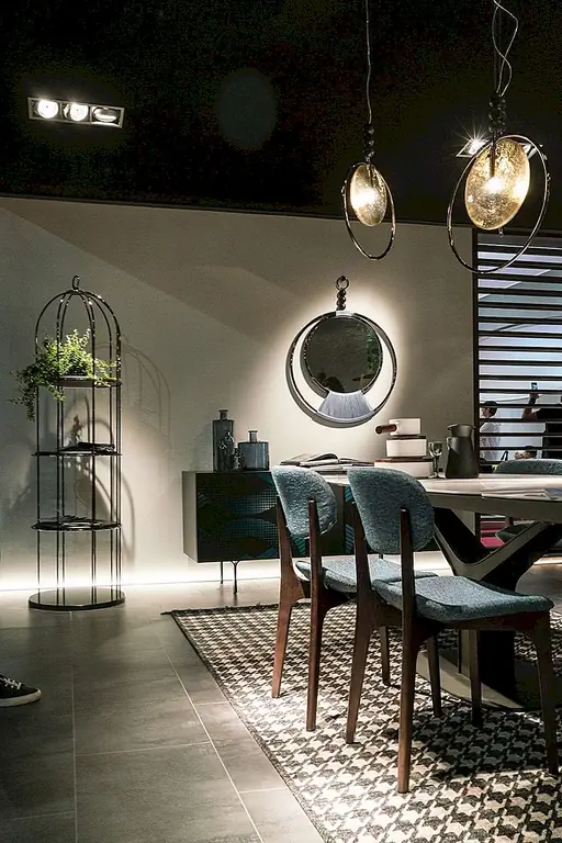 Коммерческие дизайнеры интерьера работают в сфере общественных пространств, от правительственных и корпоративных зданий до школ, магазинов, отелей, больниц и многого другого.Эти пространства требуют особого внимания для людей, которые будут проводить время внутри, их безопасность, свои потребности и свои предпочтения. Например, библиотека будет оформлена в интерьере по-разному, чем в углу.