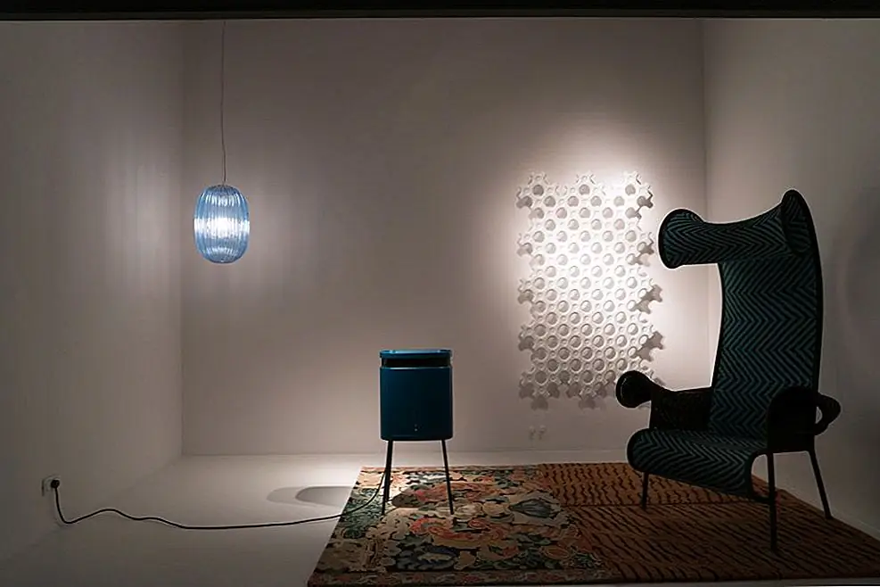 Дизайн интерьера сочетает в себе эстетику искусства с наукой понимания поведения людей, чтобы сделать пространство действительно функциональным. Недостаточно просто создать пространство, которое выглядит хорошо. Общей фразой является то, что дизайнеры интерьера могут украшать, но декораторы не проектируют.