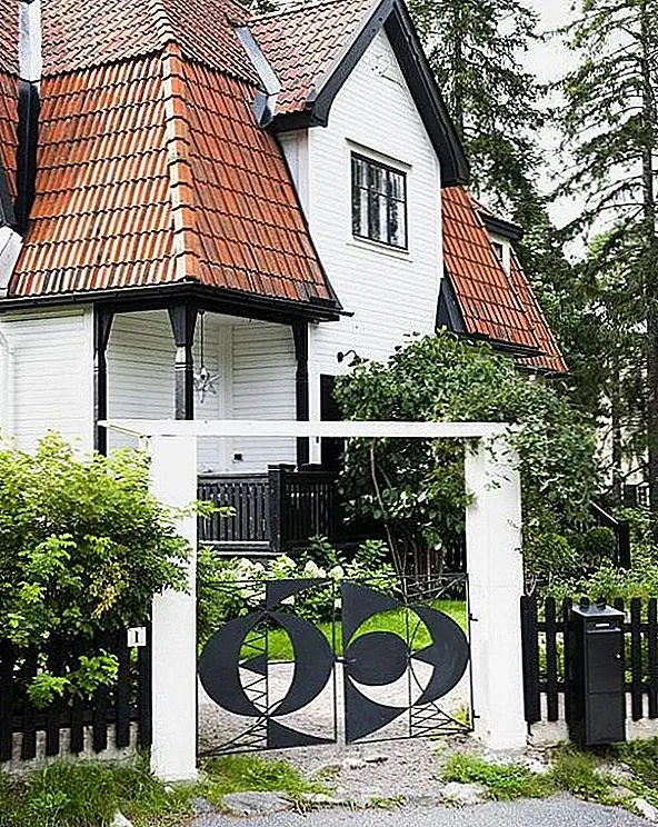 Черная лестница ведет на второй уровень дома с главной спальней и детской спальней. Радужные цвета, такие как красный, синий, зеленый и янтарный, были надлежащим образом использованы в спальне для детей, чтобы создать яркую комнату для детей. Ванная на самом деле очень классная, так как для оформления комнаты использовались черные плитки. {Found on mixr}