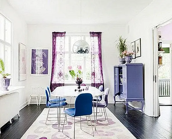 Белый дом с цветовыми акцентами