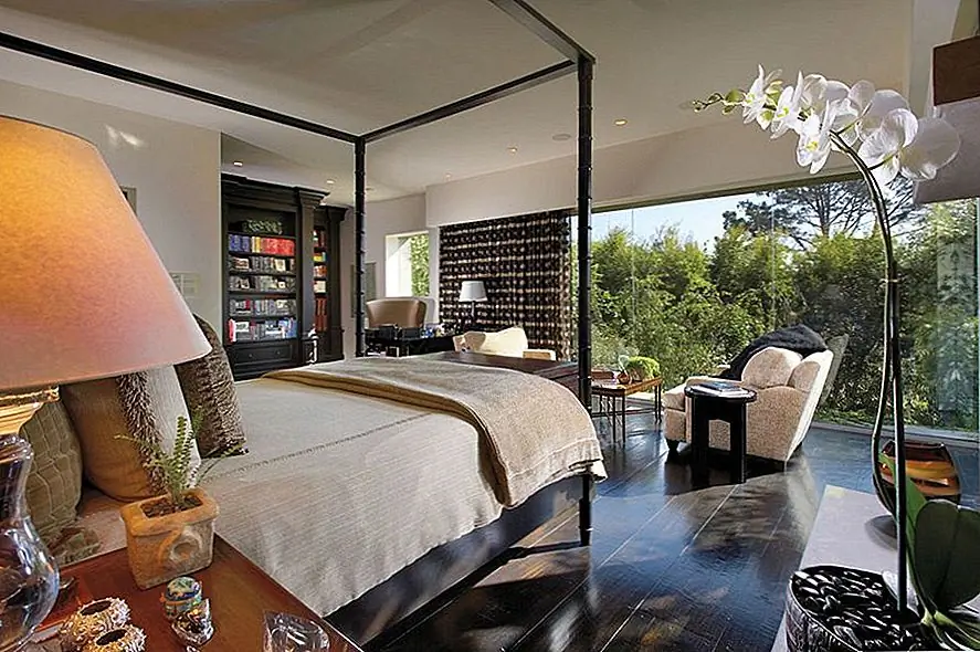 Во-вторых, старайтесь как можно больше удалять электронные помехи из комнаты. Они не интегрируются в полностью дзен-декор, поэтому вы можете отказаться от идеи иметь компьютер или телевизор в спальне. Если вы должны включить телевизор в комнату, поместите его в сдержанную область или спрячьте в специальном шкафу.