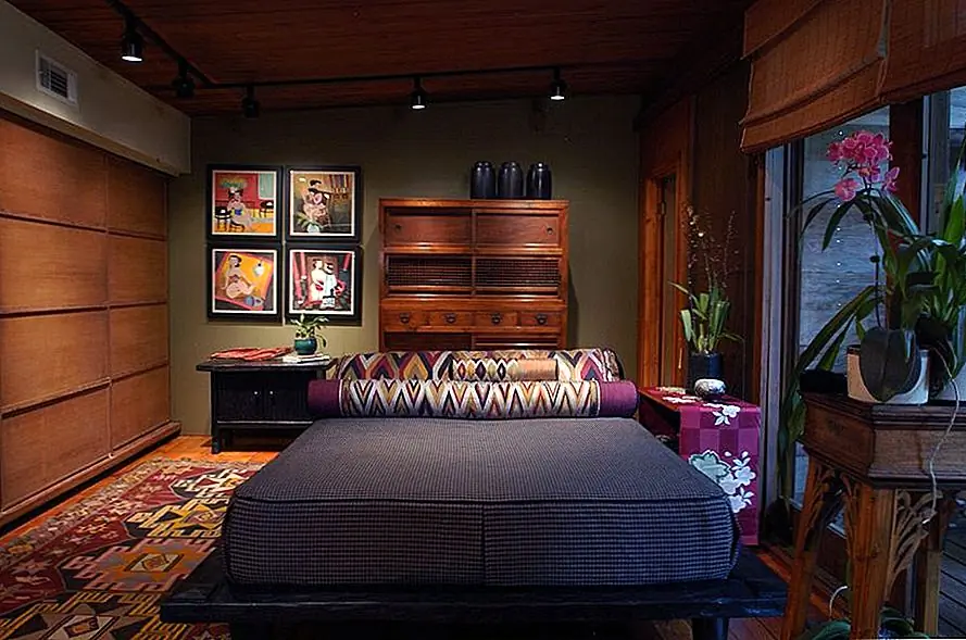 Спальня с эклектичным дизайном, украшенная элементами из разных культур и регионов, включая японский комод, французский пьедестал и кабинет, украшенный африканцами. Все они гармонично сочетаются и образуют декор, который очень привлекателен и удобен. {Найден на terriweinstein}.