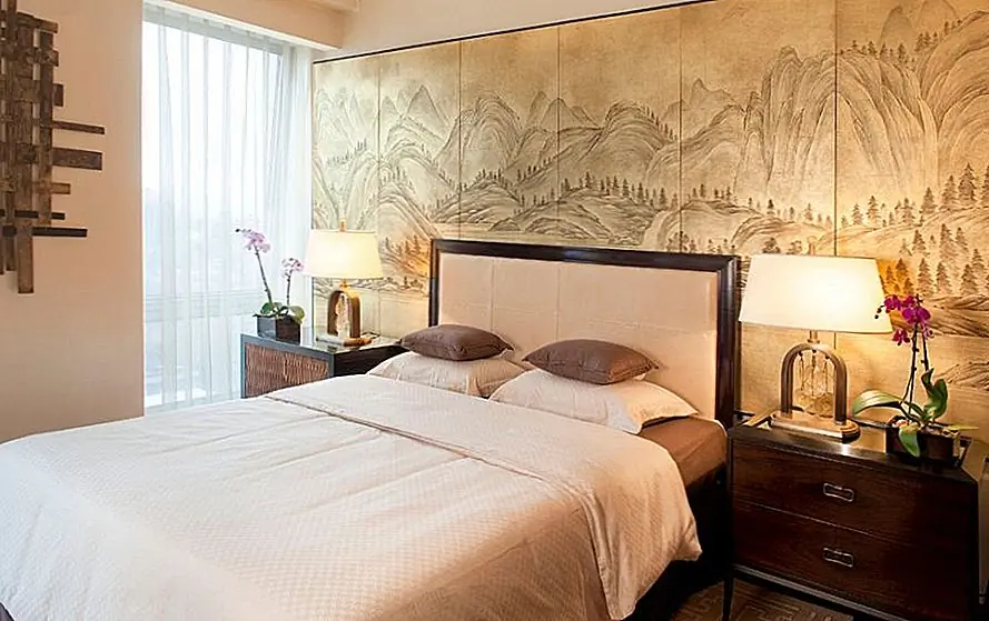 На стене за кроватью стоит раскрашенный экран. У этого есть некоторые из этого традиционного японского очарования, дизайна и цвета и создают расслабляющую и спокойную атмосферу. Он выглядит прекрасно в сочетании с пастельным цветом стены и темной деревянной мебелью.