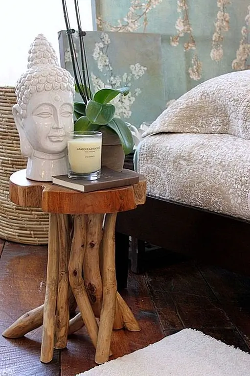 Что касается цветов, вы должны включить земляные оттенки. Дзен-декоры не особенно известны своей теплотой, но они всегда расслабляются и успокаиваются. Создавайте визуальную непрерывность в комнате, между стенами, мебелью и полами. Если вы хотите несколько оттенков цвета, вы можете играть с разными оттенками вашего любимого цвета или использовать два тоновых тона.