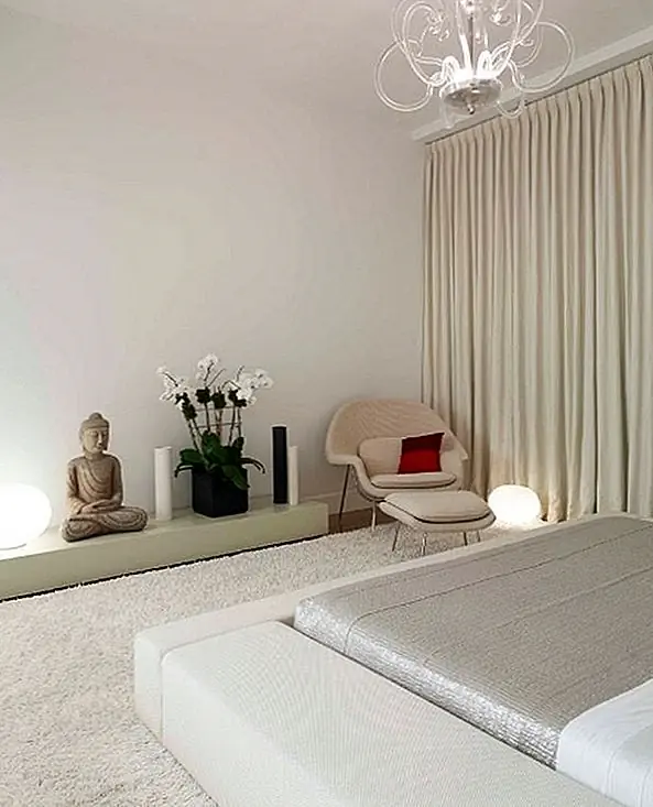 Очень простая спальня с небольшим количеством гламура и роскоши. У этого есть романтическое и теплое чувство, а не детали, обычно связанные с японским дизайном, но прекрасные тем не менее. {Найден на wcarchitect}.