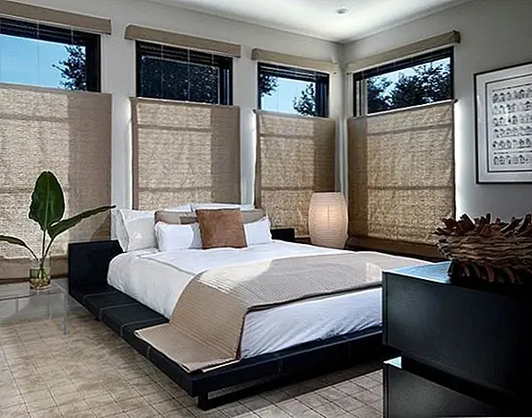 Оконные процедуры здесь абсолютно великолепны. Они кажутся плоскими красными римскими оттенками, и у них действительно красивая текстура, которая способствует спокойному и удобному оформлению комнаты.