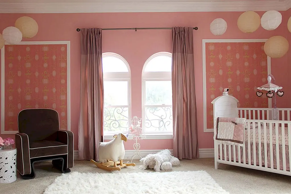 Не поклонник нейтральных оттенков? Это нормально. У вас также может быть монохромный розовый питомник. Со всеми прекрасными оттенками румян, создание розовой комнаты для вашей маленькой принцессы станет самой забавной вещью, которую вы когда-либо делали.