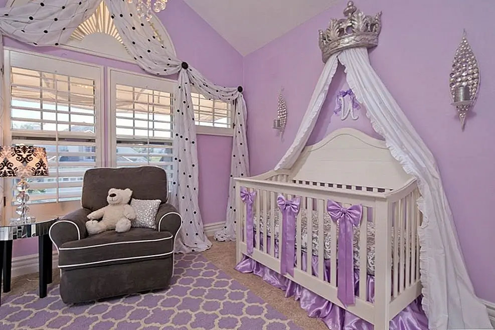 Поскольку Ultra Violet - это цветной альбом Pantone 2018 года, имеет смысл рассмотреть фиолетовый цвет для вашего монохромного питомника. Вы можете найти его в ярких счастливых оттенках или более глубоких мрачных тонах, независимо от того, что вы хотите. Ваш питомник будет пригодным для роялти.