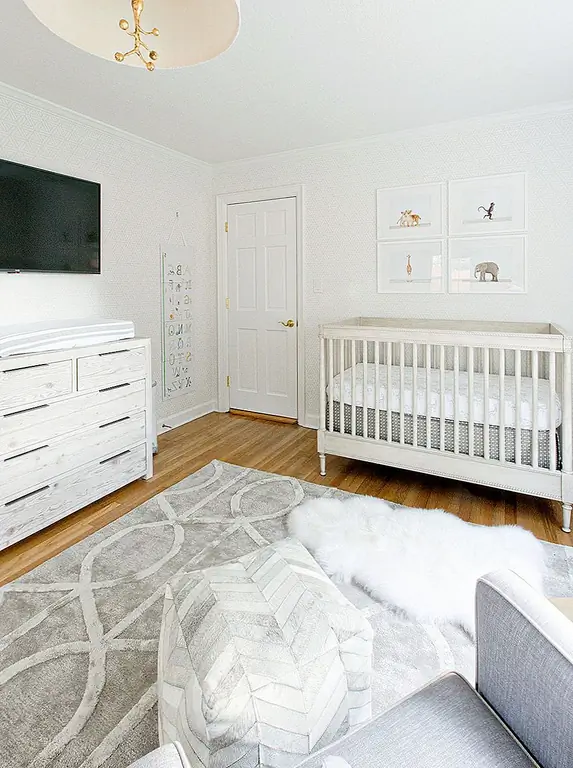 Давайте начнем, сказав, что с белым абсолютно ничего плохого. Все белые питомники будут чувствовать себя свежими и чистыми даже во время этого 2-мя кормления. Плюс это даст вам отличное освещение для всех тех детских картин, которые вы обязаны взять.